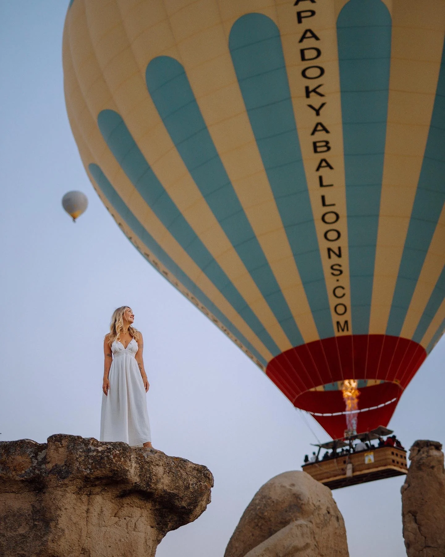 Beyaz elbiseyle peri bacası üstünde, Kapadokya Balloons kapalı